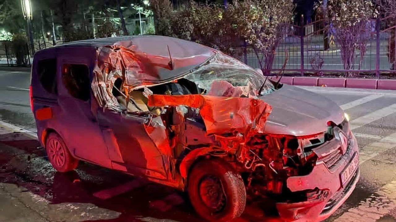 Elazığ'da hafif ticari araç temizlik aracına çarptı: 1 yaralı