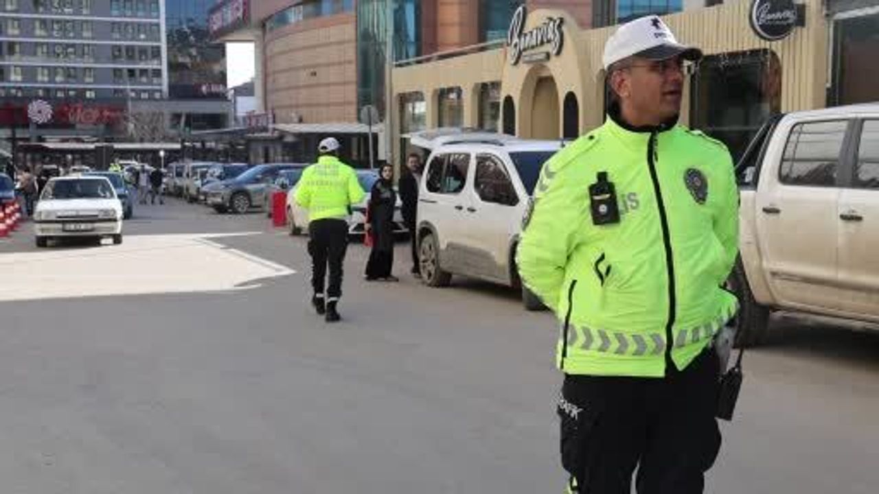 Elazığ'da Hafta Sonu Trafik Denetimi: Çift Park ve Ters Yön Denetlendi