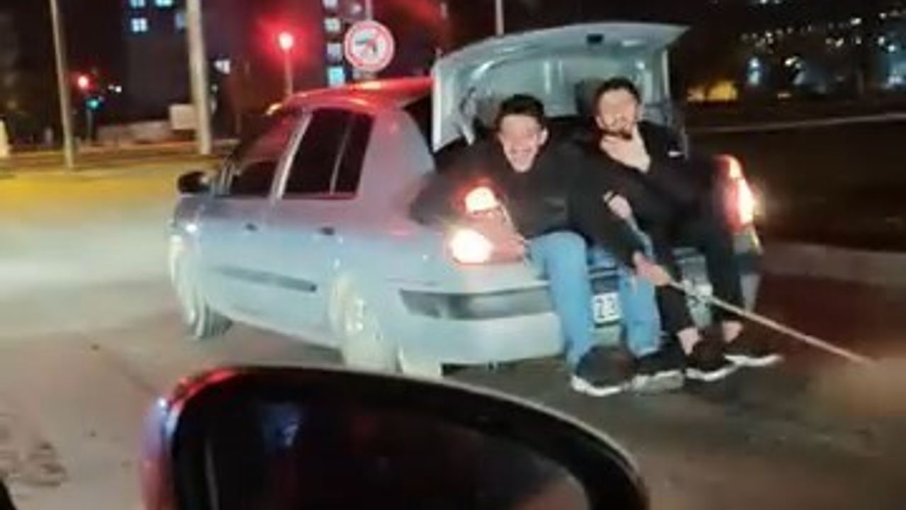 Elazığ'da İlginç Yardım: Arızalı TOFAŞ'ı Bagajdaki 2 Kişi İple Çekti