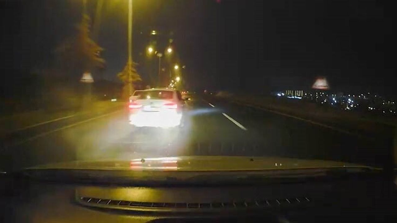 Elazığ'da Islak Yolda Makas Atan Sürücü Kameraya Yansıdı