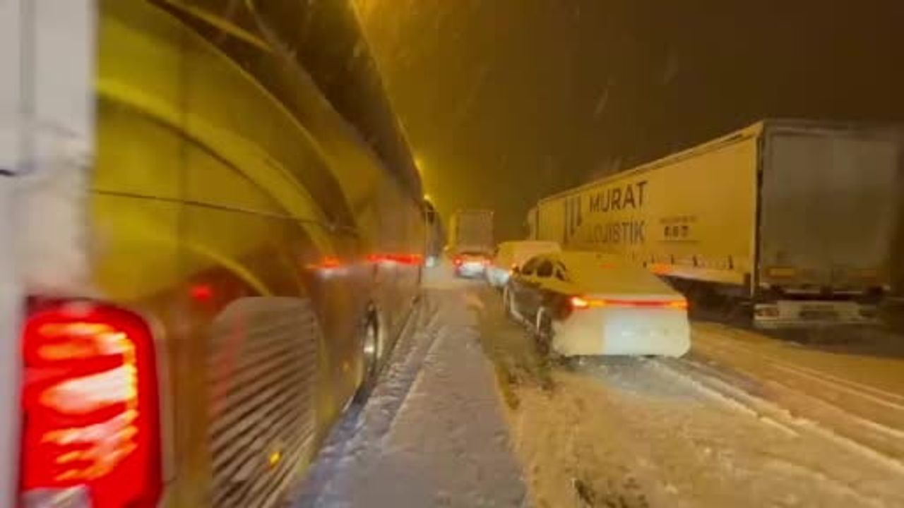 Elazığ'da Kar Alarmı: Güney Çevre Yolu'nda Çok Sayıda Araç Yolda Kaldı