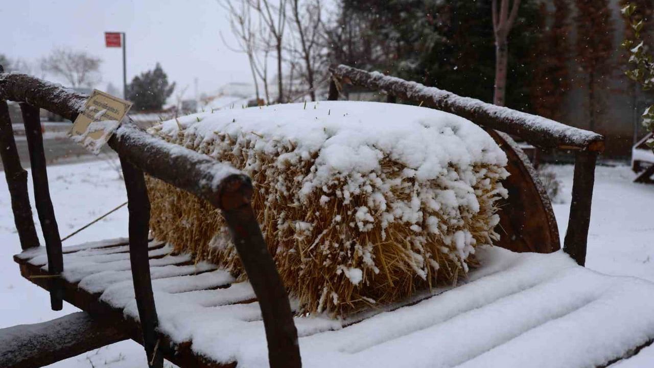 Elazığ'da Kar Etkili: 4 Bin Yıllık Harput Beyaza Büründü