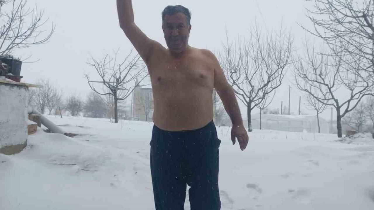 Elazığ'da Kar Sevinci: İlhami Çelik Üstsüz Sokağa Çıktı