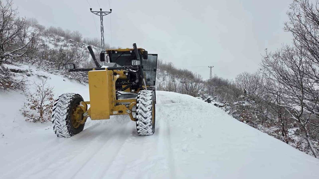 Elazığ'da kar sonrası 96 köy yolu ulaşıma açıldı