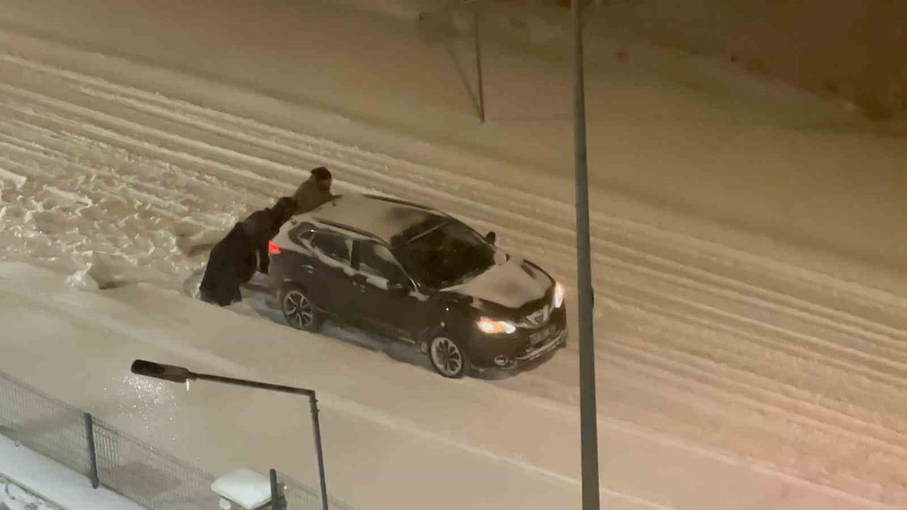 Elazığ'da Kar: Vatandaşlar Yolda Kalan Araçları İterek Kurtardı