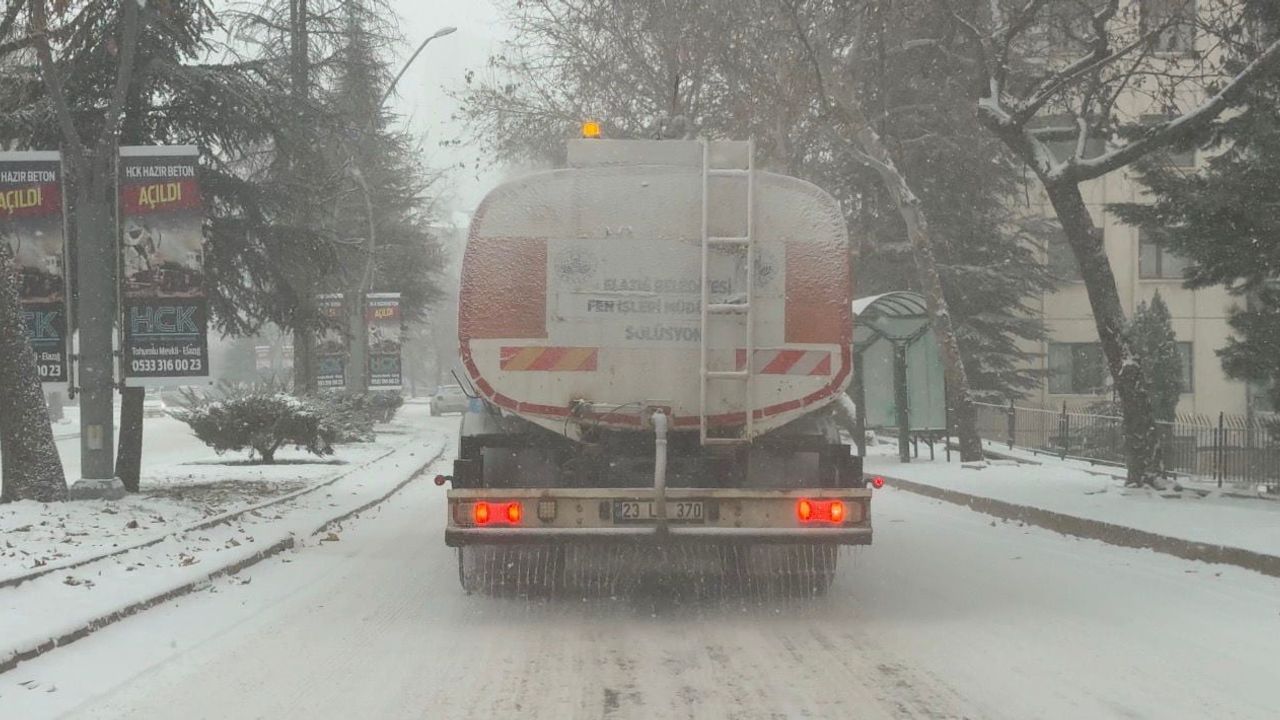 Elazığ'da Kar Yağışı: Belediye 15 Greyder, 6 Solüsyon ve 7 Tuzlama Aracıyla Müdahale