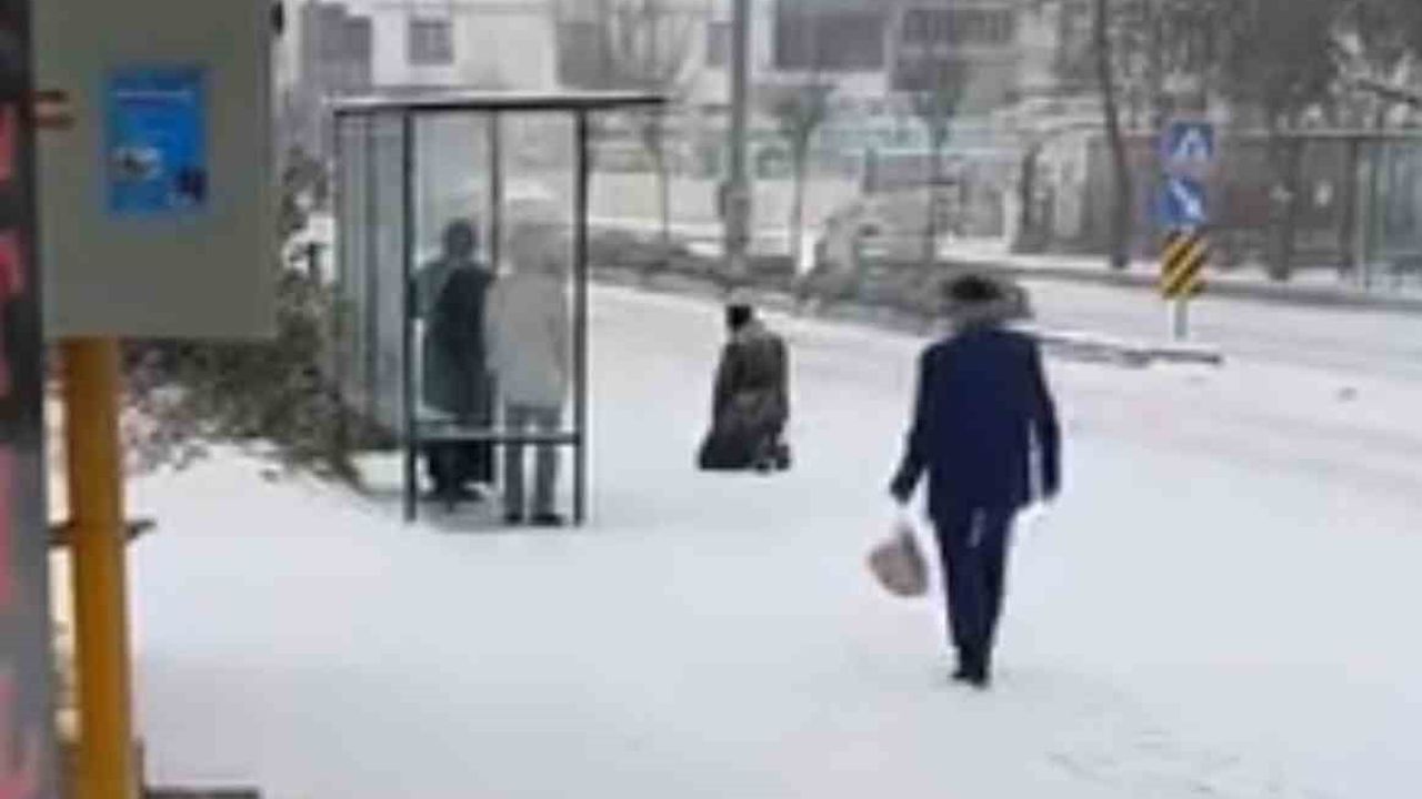 Elazığ'da Kar Yağışı Sırasında Cadde Ortasında Secde