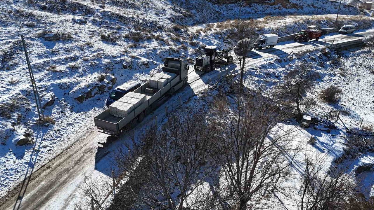 Elazığ'da Kar Yağışı Sonrası Mahsur Kalan Tır Kurtarıldı