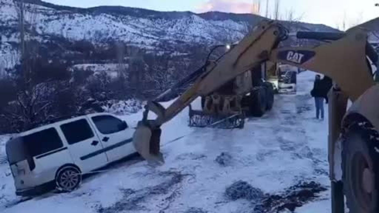 Elazığ'da Karda Mahsur Kalan Araç Kurtarıldı