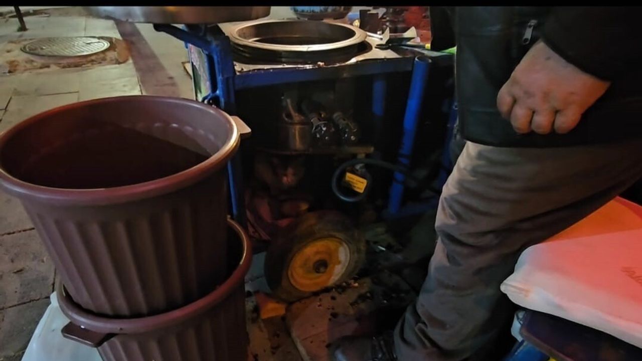 Elazığ'da Kestane Satıcısı Sokak Kedisine Kazan Yanında Sıcak Yuva Veriyor