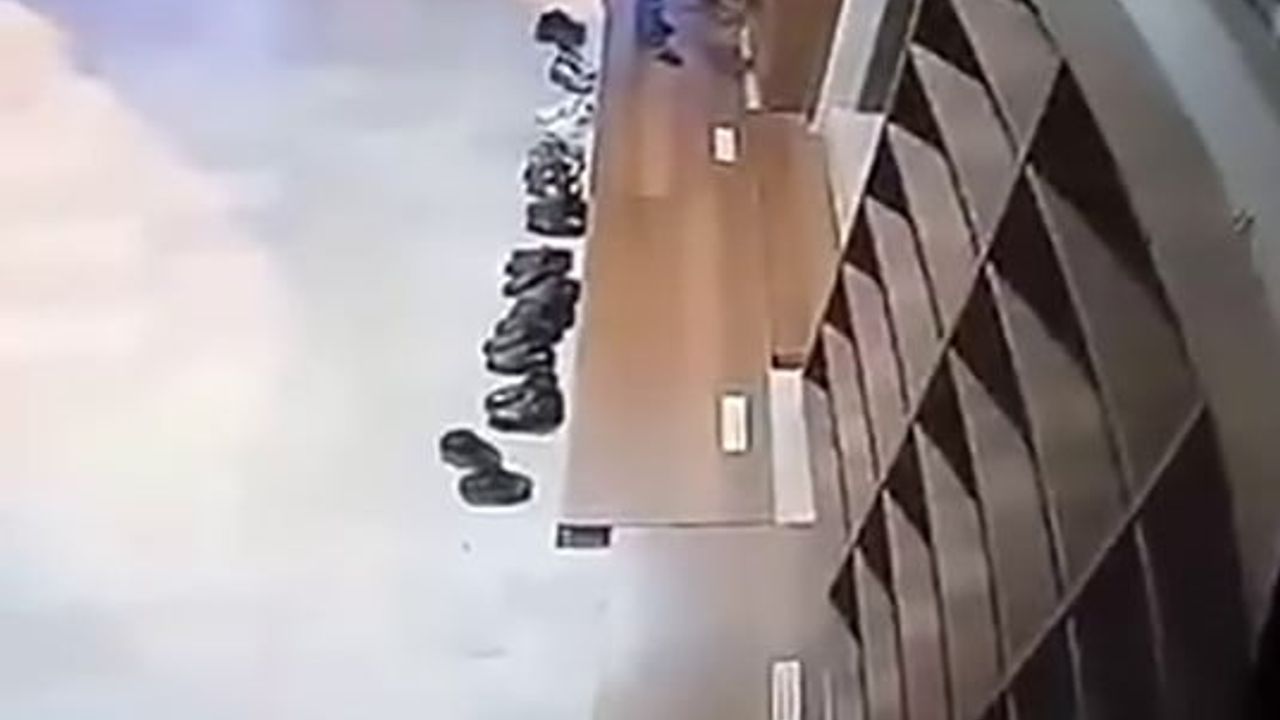 Elazığ'da Kubbeli Cami'de Ayakkabı Hırsızlığı Kamerada