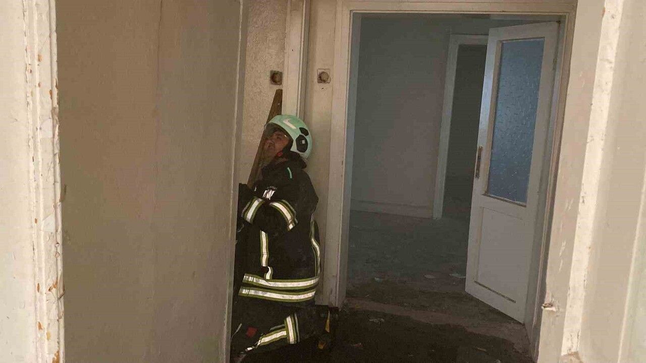 Elazığ'da metruk binada yangın: Yapı son bir haftada 3'üncü kez yandı