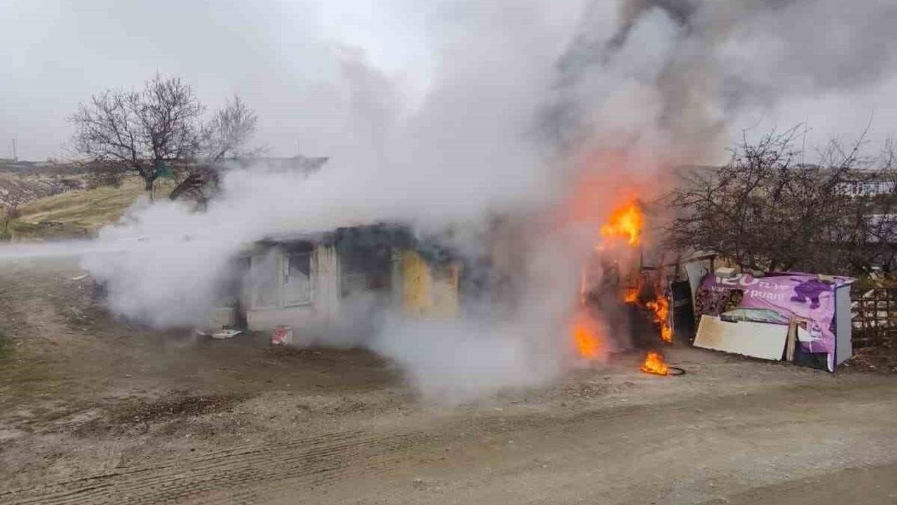 Elazığ'da Odunluk Yangını Kontrol Altına Alındı