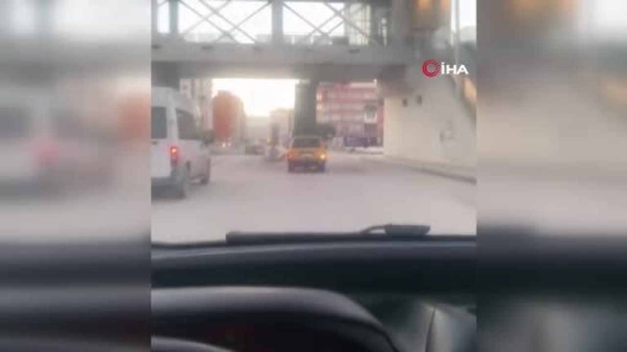 Elazığ'da Otomobilin Tavanında Sebze Kasaları Trafiği Tehlikeye Attı