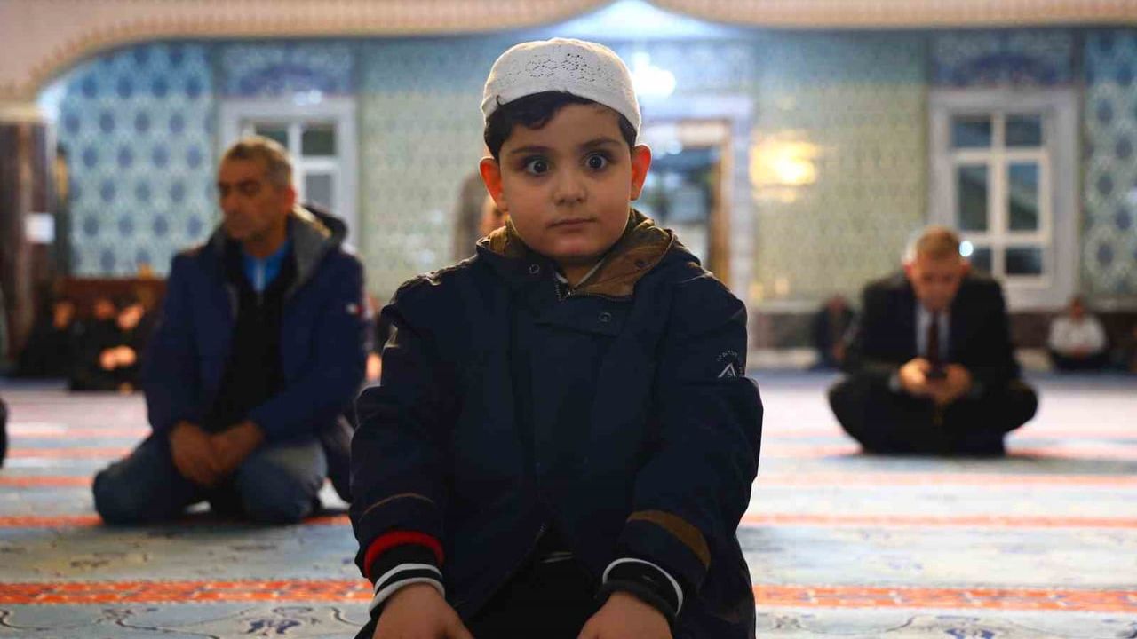 Elazığ'da Regaip Kandili'nde Camiler Doldu