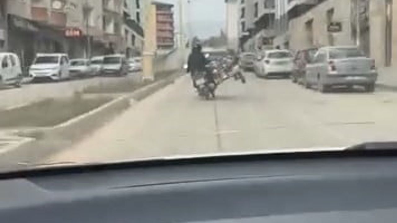 Elazığ'da Sepetli Motosiklette Tehlikeli Hareket: Mutfak Tüpüyle Teker Kaldırdı
