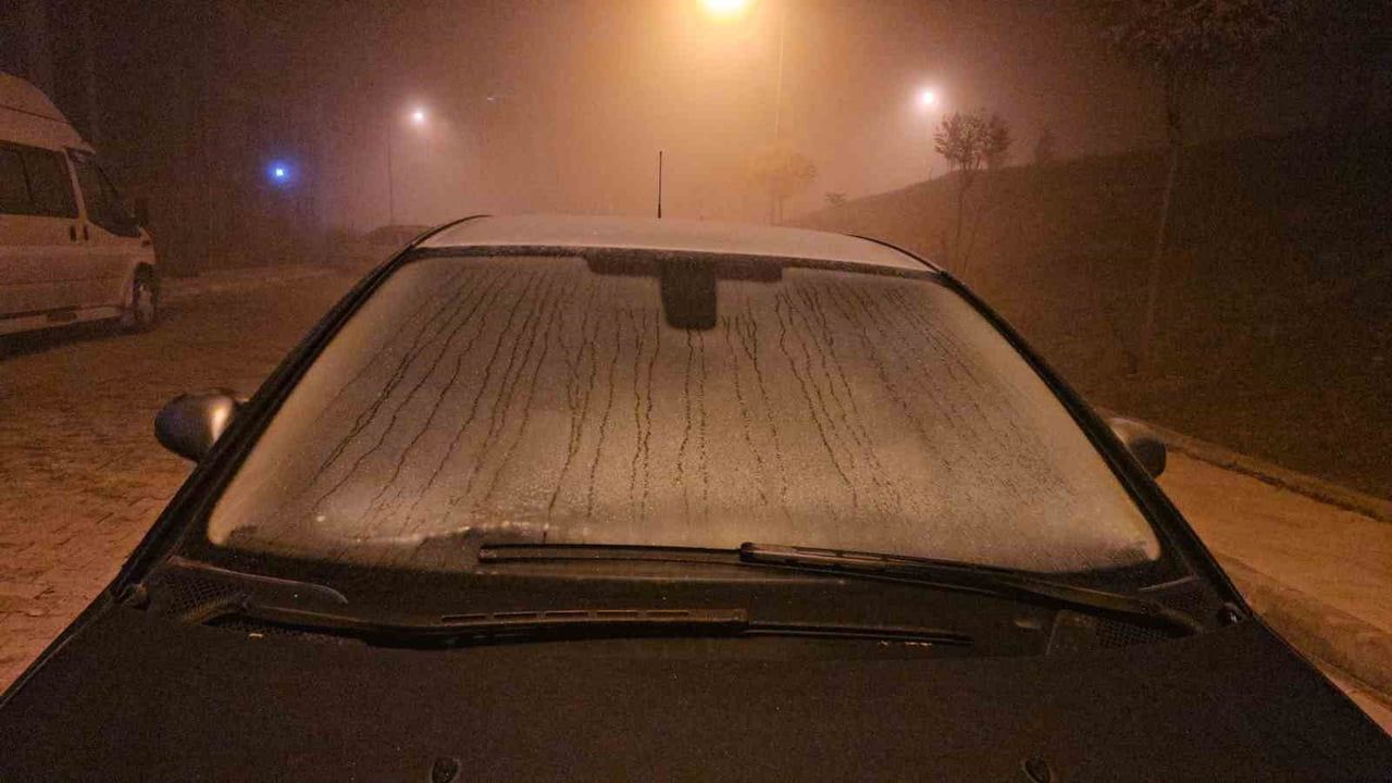 Elazığ'da Soğuk Gece: Araçların Camları Buz Tuttu