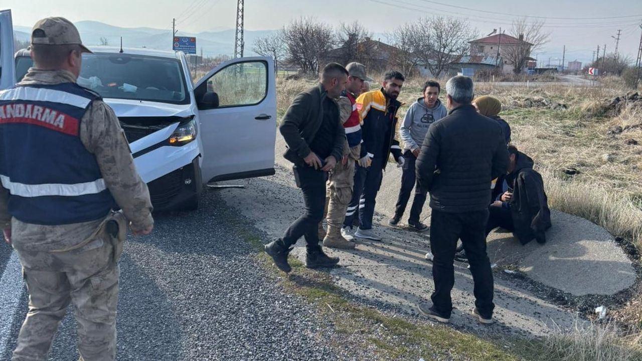 Elazığ'da trafik kazası: Karakoçan Yukarıovacık yol ayrımında 3 yaralı