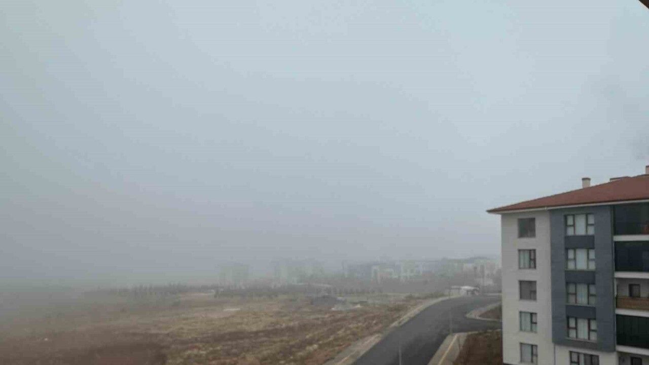 Elazığ'da Yoğun Sis: Görüş Mesafesi Yer Yer 5 Metreye Düştü