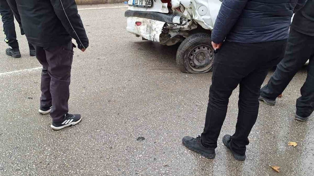 Elazığ Sürsürü'de İki Otomobil Çarpıştı: 1'i Ağır, 2 Yaralı