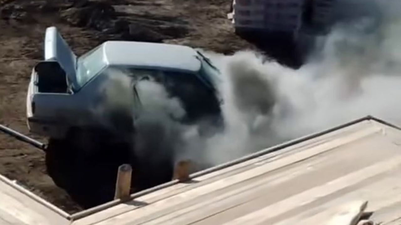 Elazığ Yazıkonak'ta Park Halindeki Araç Alev Aldı