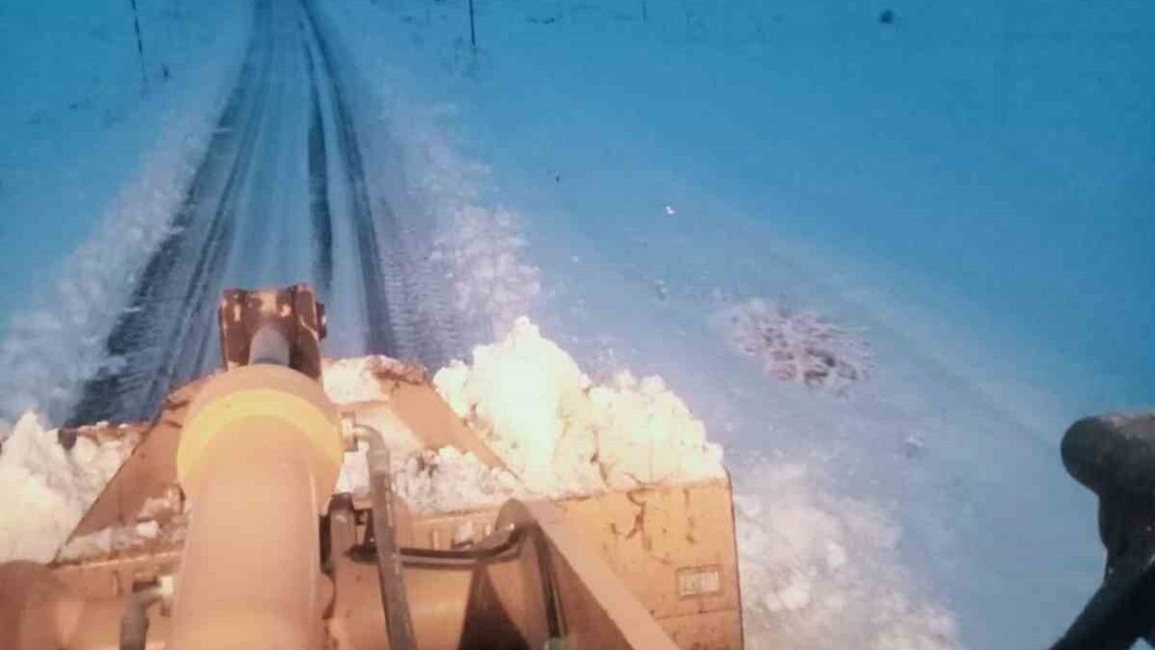 Eleşkirt'te Karla Kapanan 10 Köy Yolu Yeniden Ulaşıma Açıldı