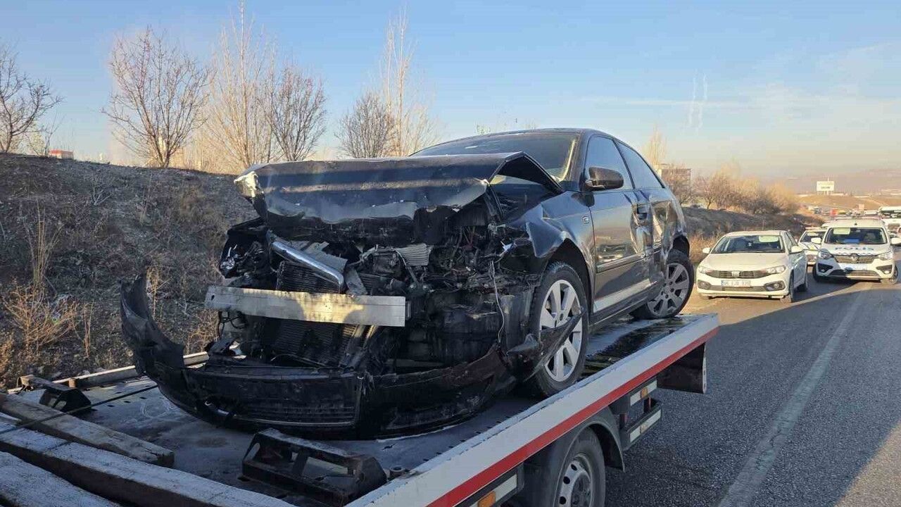 Elmadağ'da 5 Araçlı Zincirleme Kaza: 4 Yaralı