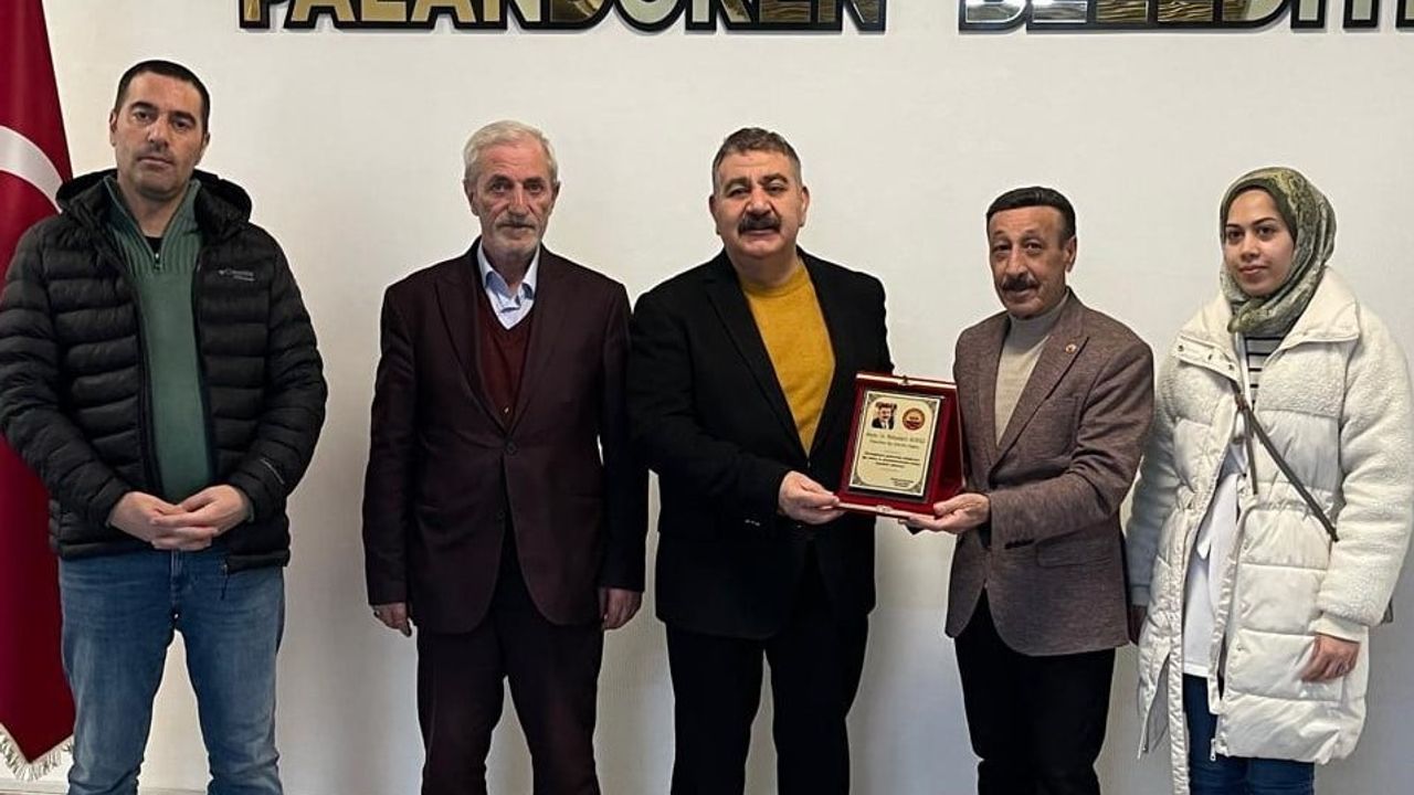 Emeklilerin Teşekkürü: Başkan Muhammet Sunar’a Teşekkür Plaketi