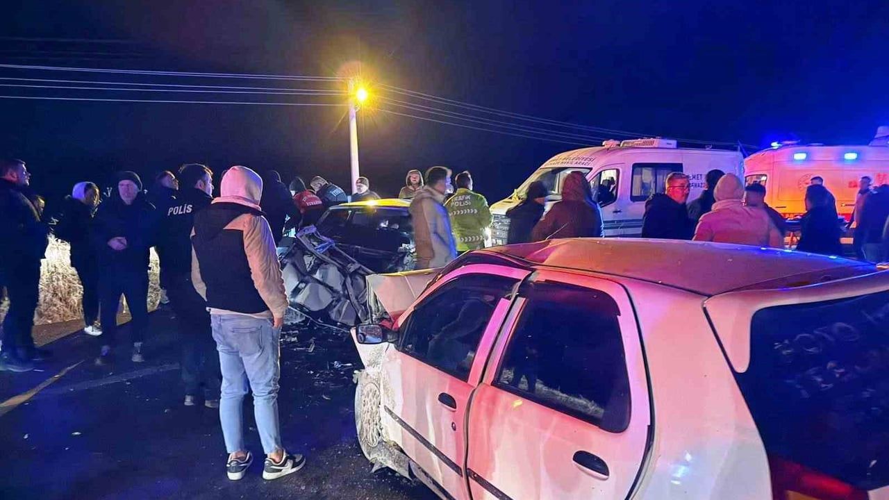 Emet'te Kafa Kafaya Çarpışma: 4 Yaralı