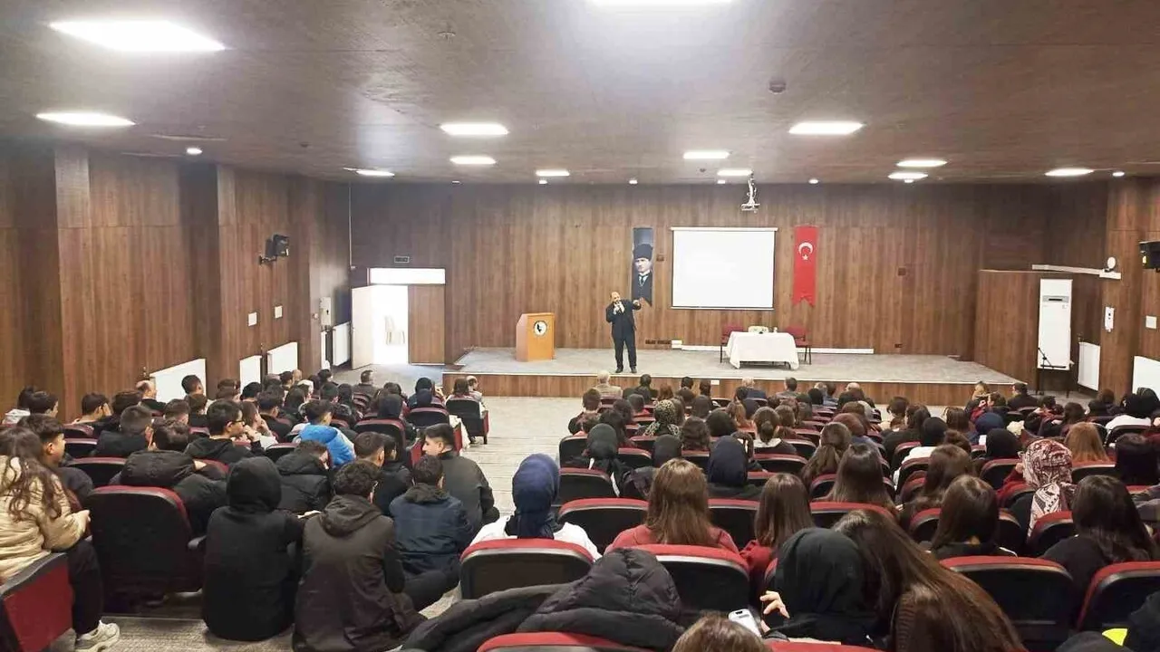 Emet’te Lise Öğrencilerine "Hz. Peygamber ve Şahsiyet İnşası" Konferansı