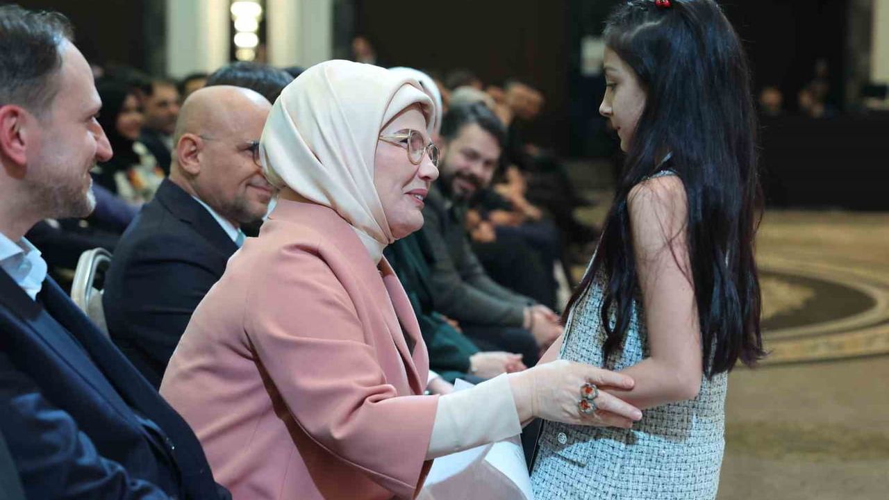 Emine Erdoğan'dan Yeşilay Zirvesi'nde Çağrı: 2026'yı 'Bağımsızlık Yılı' İlan Ediyoruz