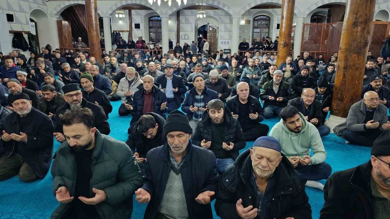 Emirdağ Çarşı Camii’nde Regaip Kandili'ne Özel Program