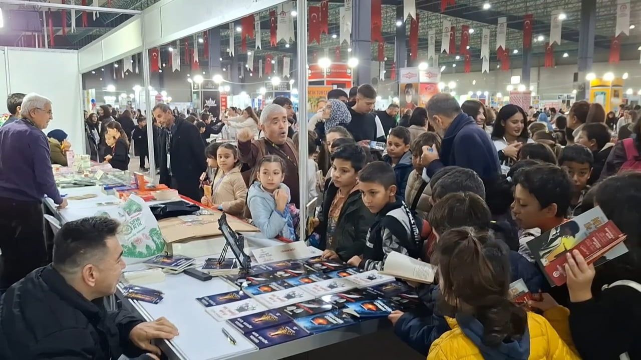 Engelsiz Yazar Gökhan Sağıt Denizli Kitap Fuarı'nda Okuyucularıyla Buluştu
