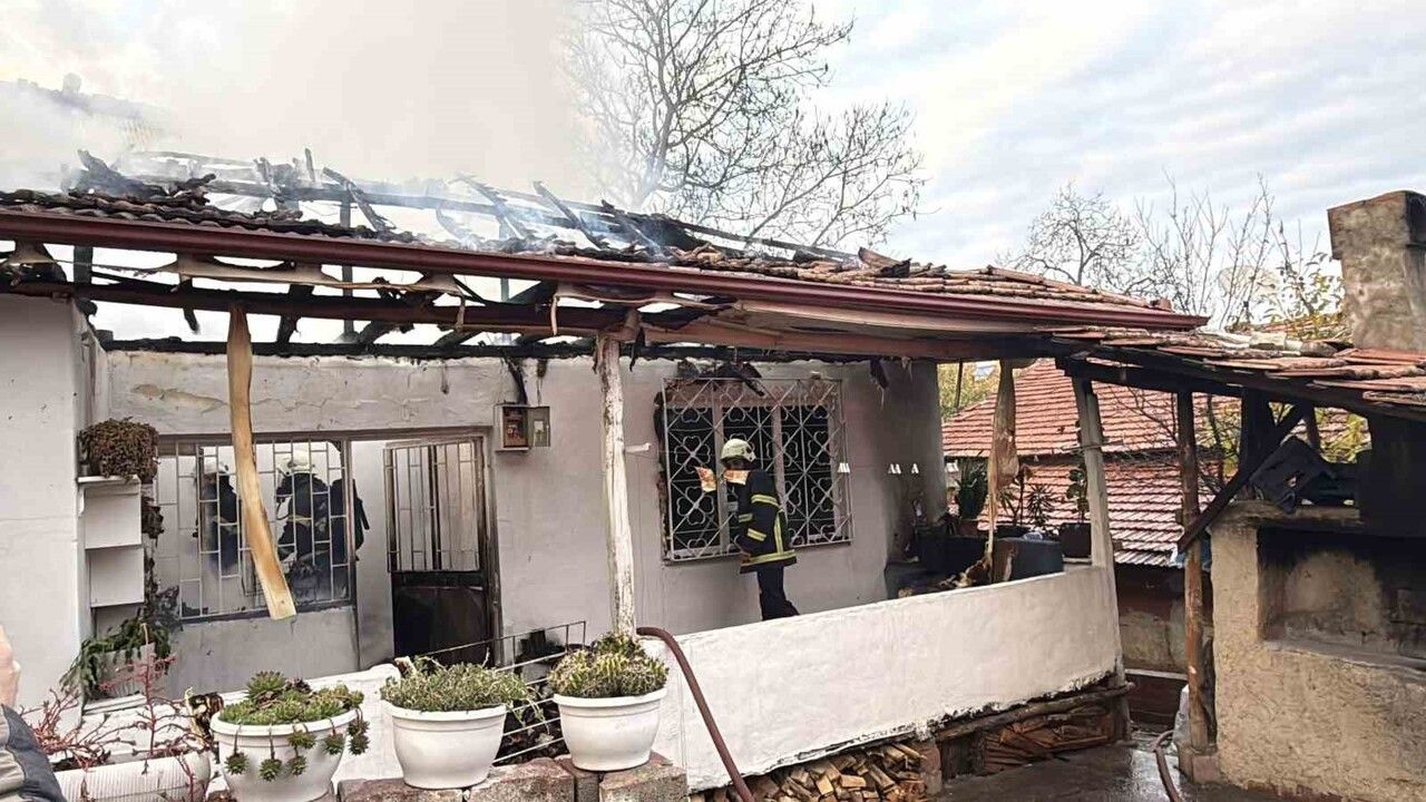 Erbaa'da elektrik kontağı yangını: Tek katlı ev küle döndü