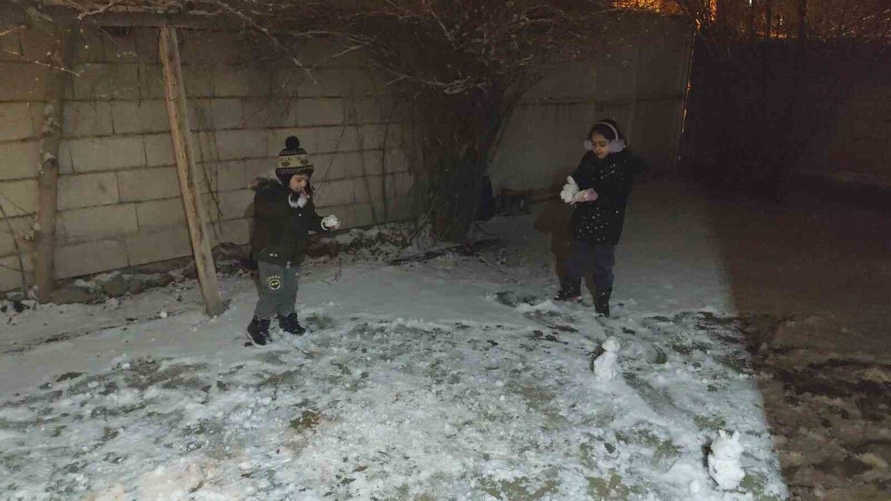 Erciş'te Kar Yağışı Şehri Beyaza Bürüdü