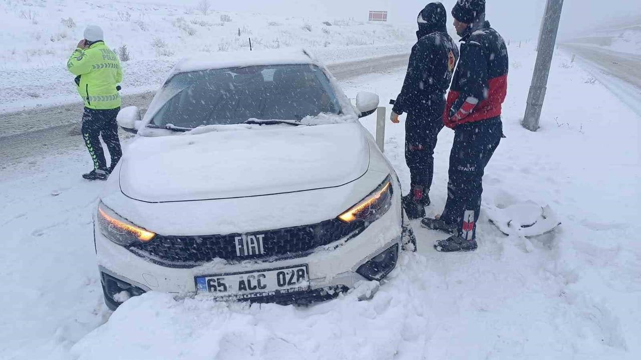 Erciş'te Trafik Kazası: 1 Yaralı, Otomobil Kaldırıma Çarptı