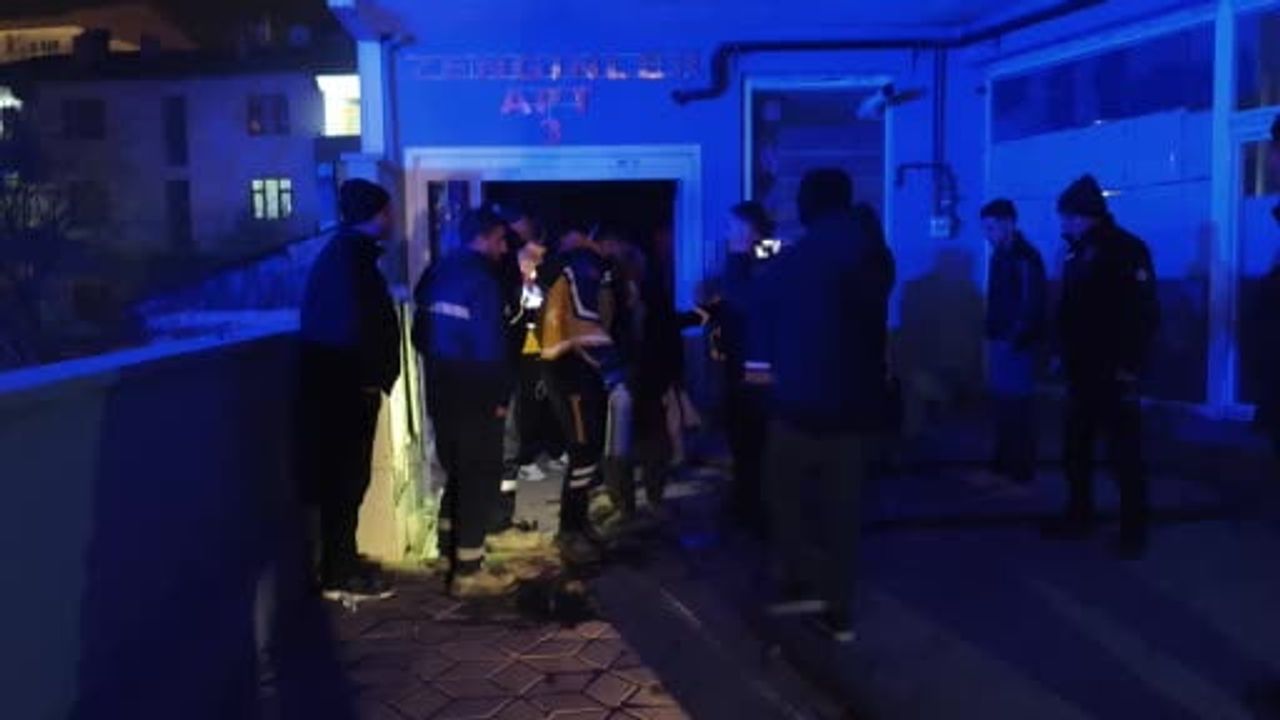 Erciş'te Zenginler Apartmanında Yangın — Yaklaşık 15 Kişi Tahliye Edildi