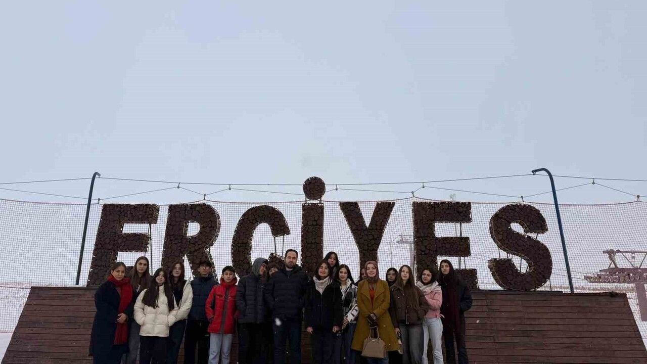 Erciyes’te 4. Uluslararası Dağlar Günü: Öğrenciler Zirvede Buluştu