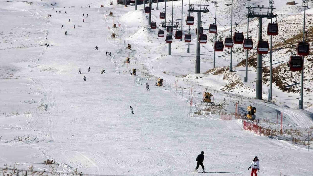 Erciyes'te Kayak Sezonu Açıldı: Kayakseverler Pistlere Akın Etti