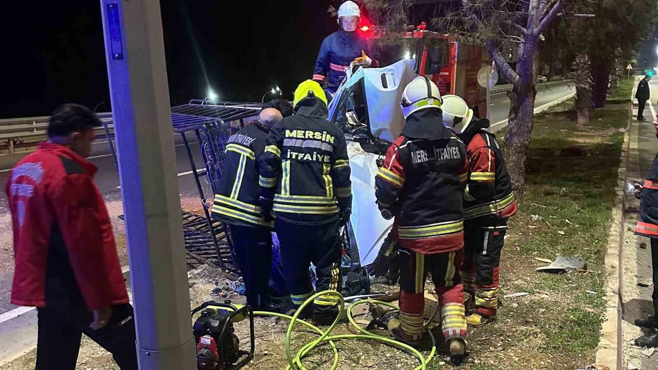 Erdemli'de Devrilen Kamyonette Sürücü İtfaiye Ekiplerince Kurtarıldı