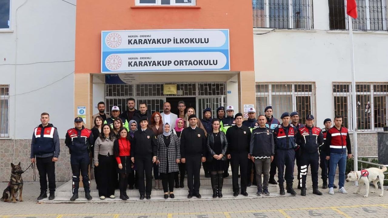 Erdemli'de Jandarma'dan Öğrencilere Trafik ve Asayiş Eğitimi