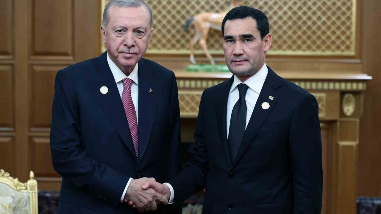 Erdoğan, Aşkabat’ta Berdimuhamedov ile Uluslararası Barış Forumu’nda Görüştü