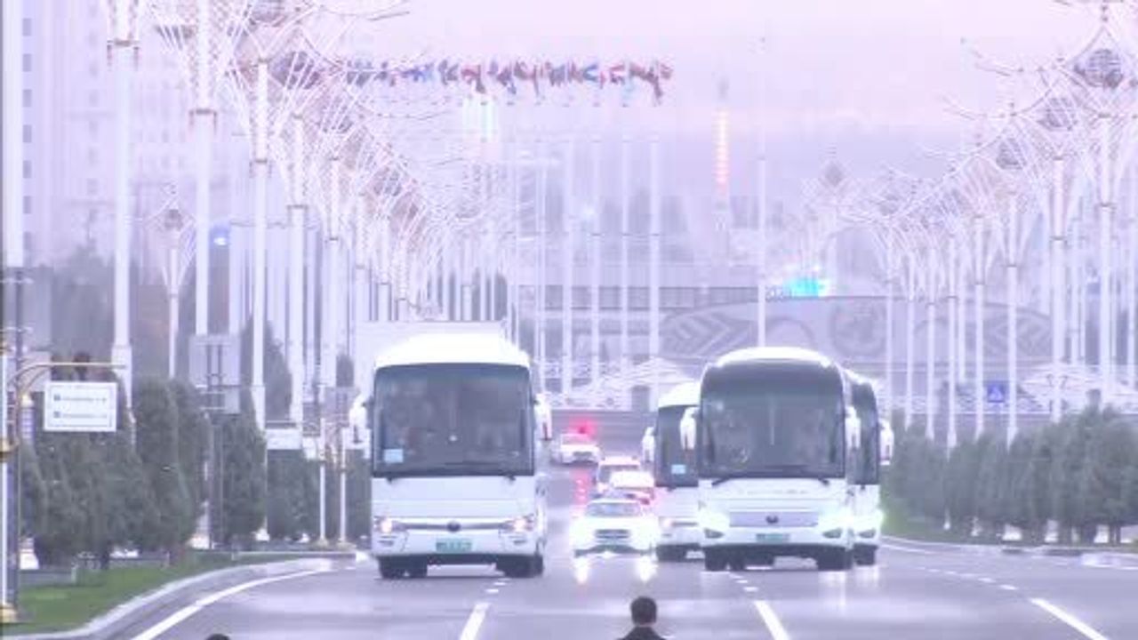 Erdoğan Aşkabat'ta Tarafsızlık Anıtı'na Çelenk Koydu