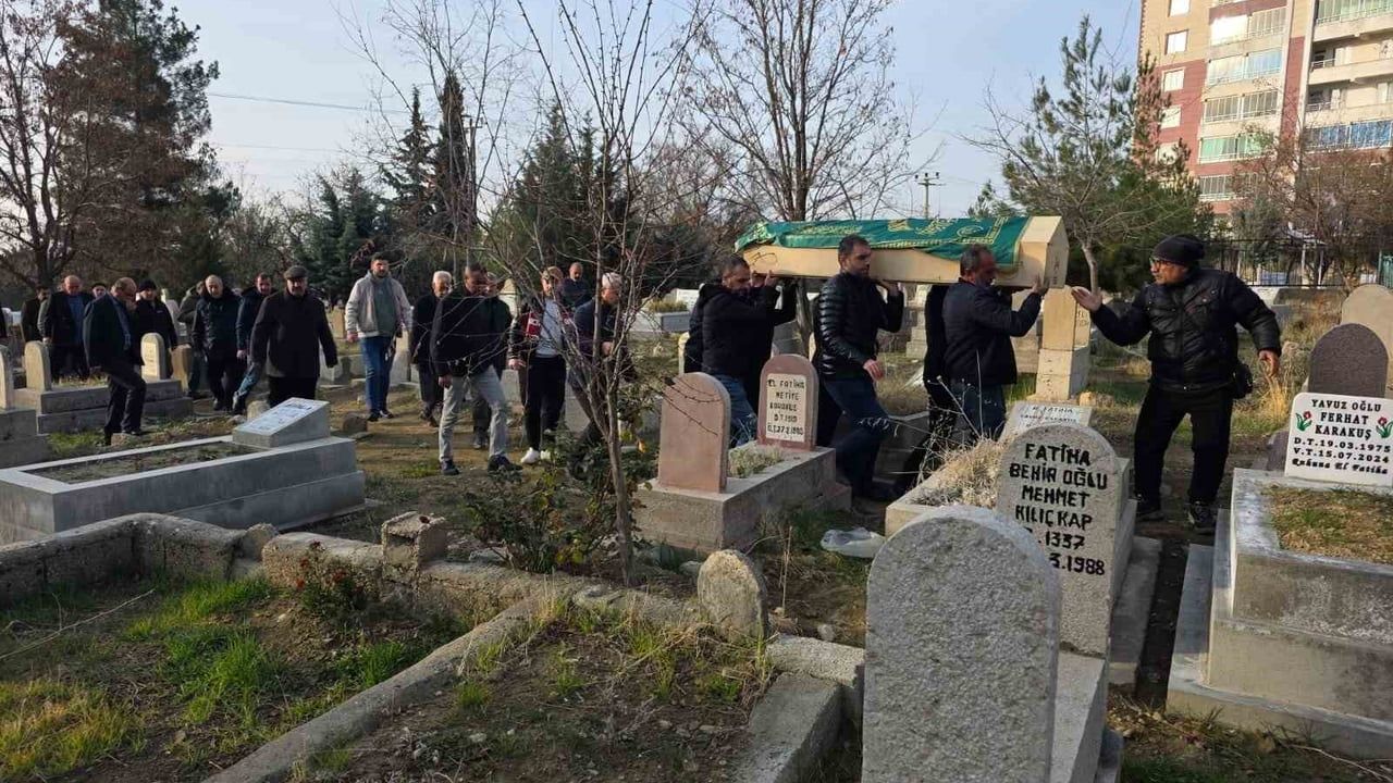 Erdoğan'ın Öğretmeni Ergün Sönmez İsviçre'de Hayatını Kaybetti — Diyarbakır'da Defnedildi