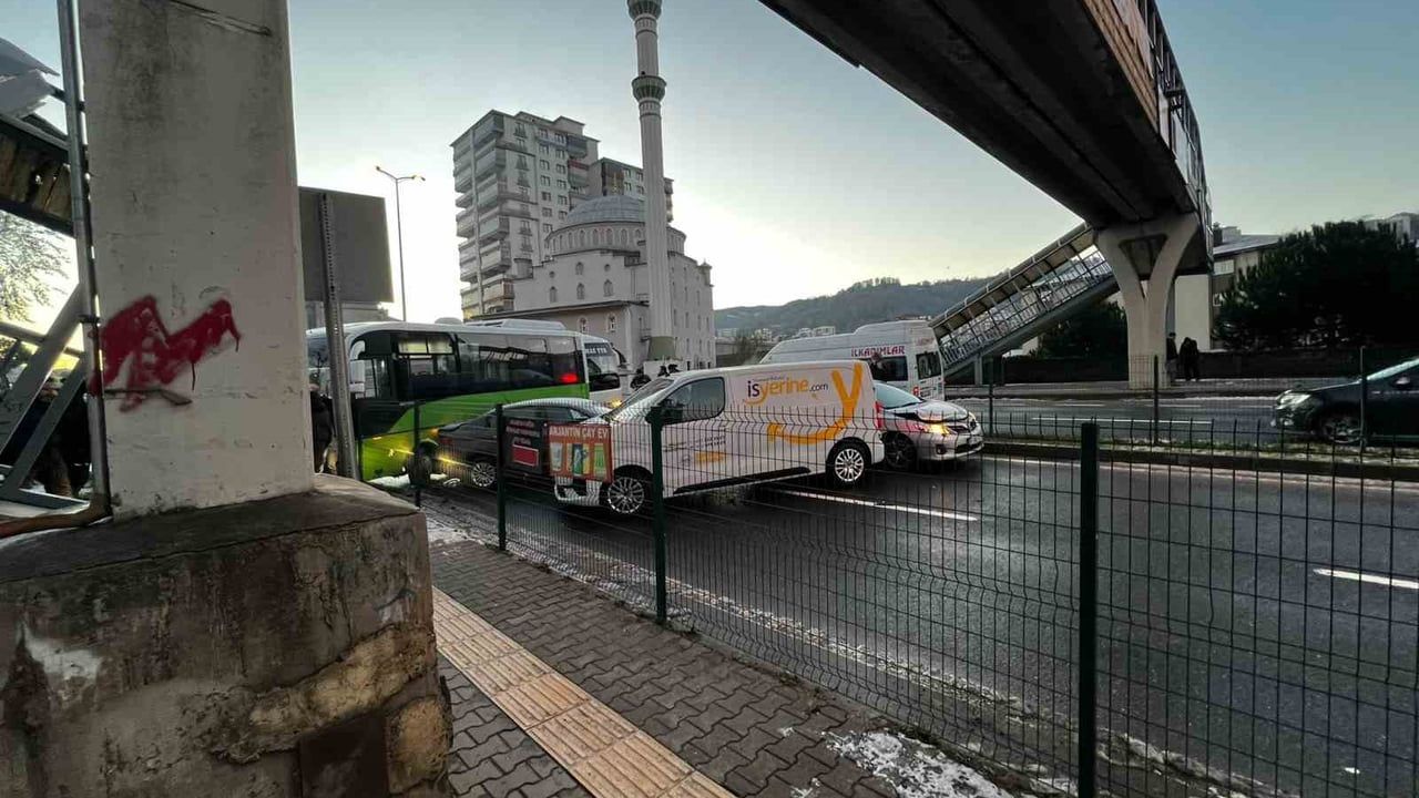 Ereğli'de Buzlanma Zincirleme Trafik Kazası: Yol Kapatıldı