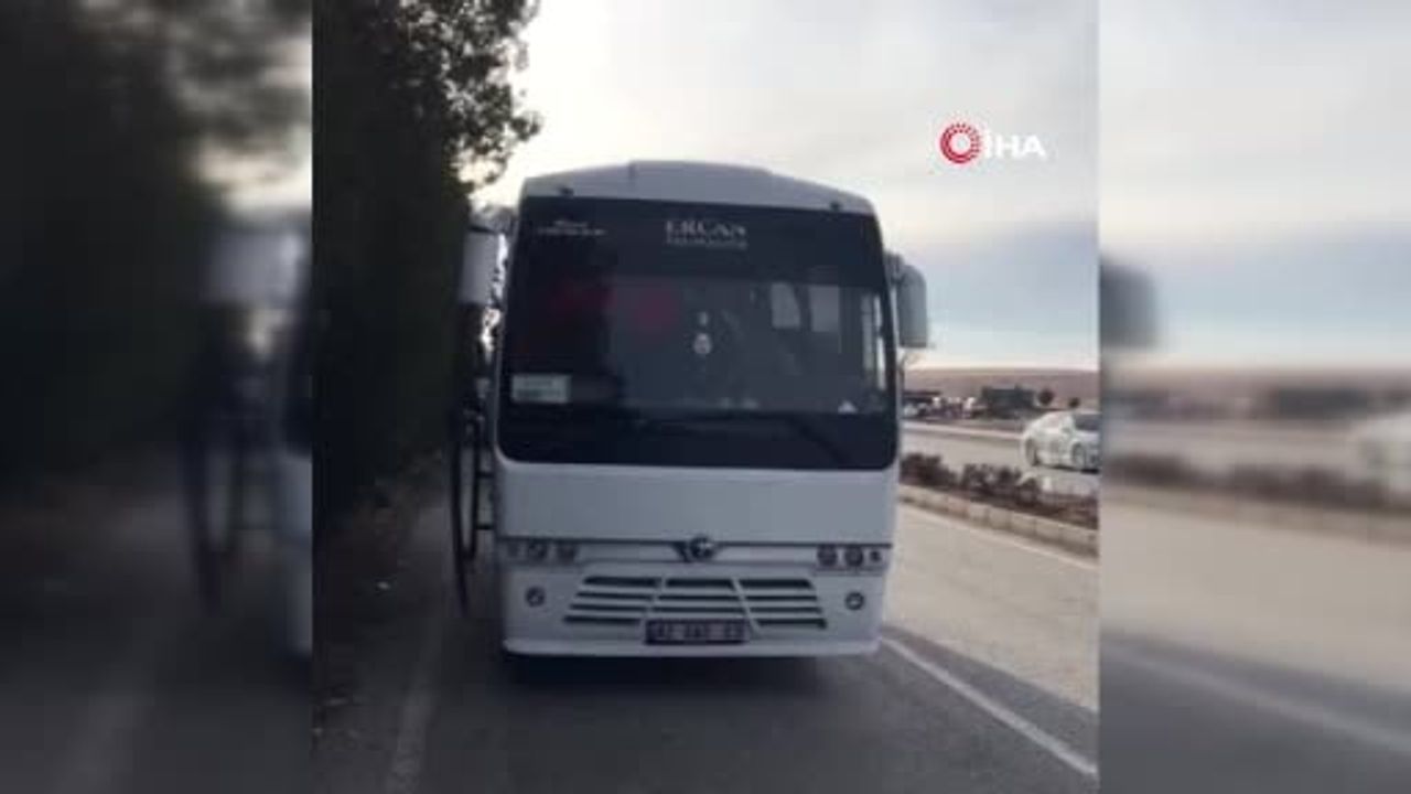 Ereğli'de Park Halindeki Tıra İşçi Servisi Çarptı: Sürücü Yaralandı