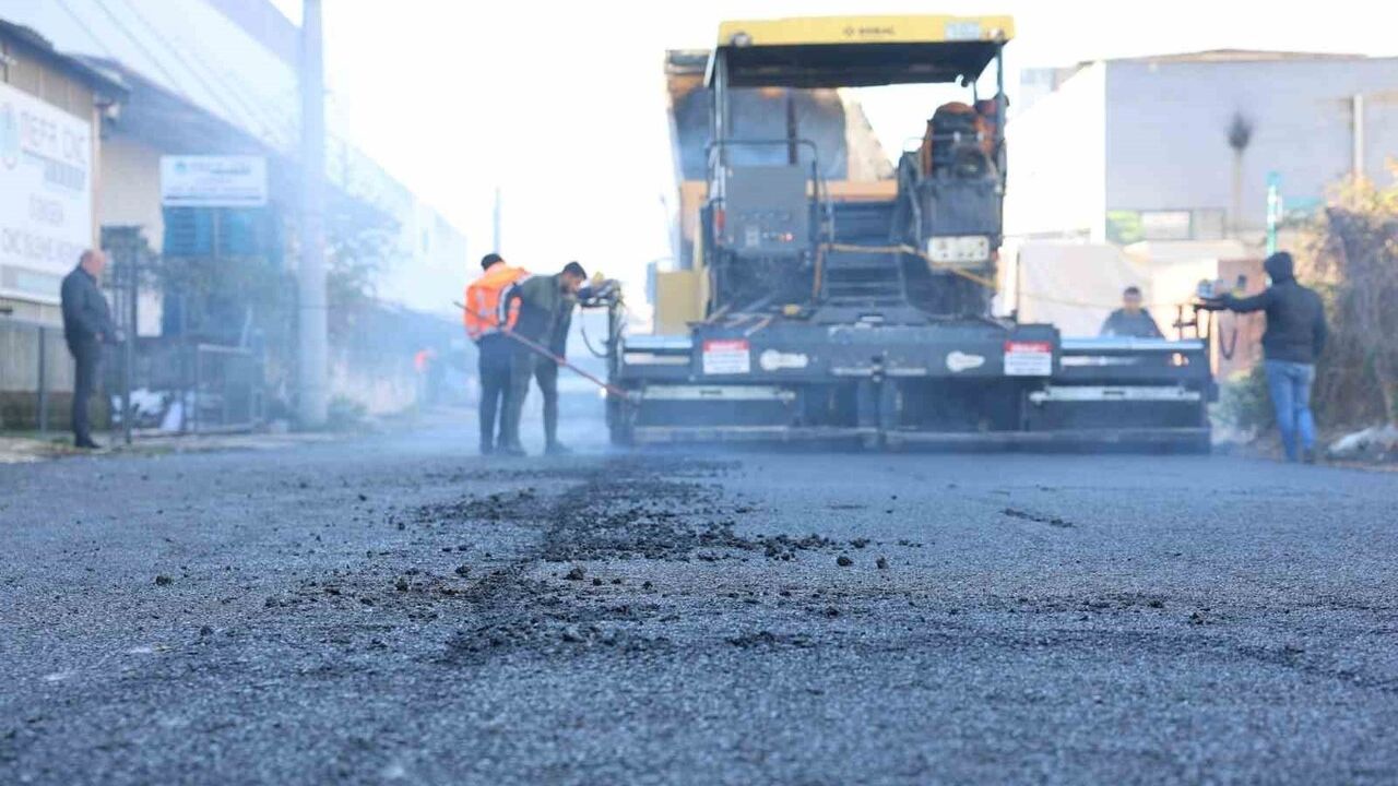 Erenler'de Bağlar ve Erenler Merkez'de Asfalt Çalışmaları Sürüyor