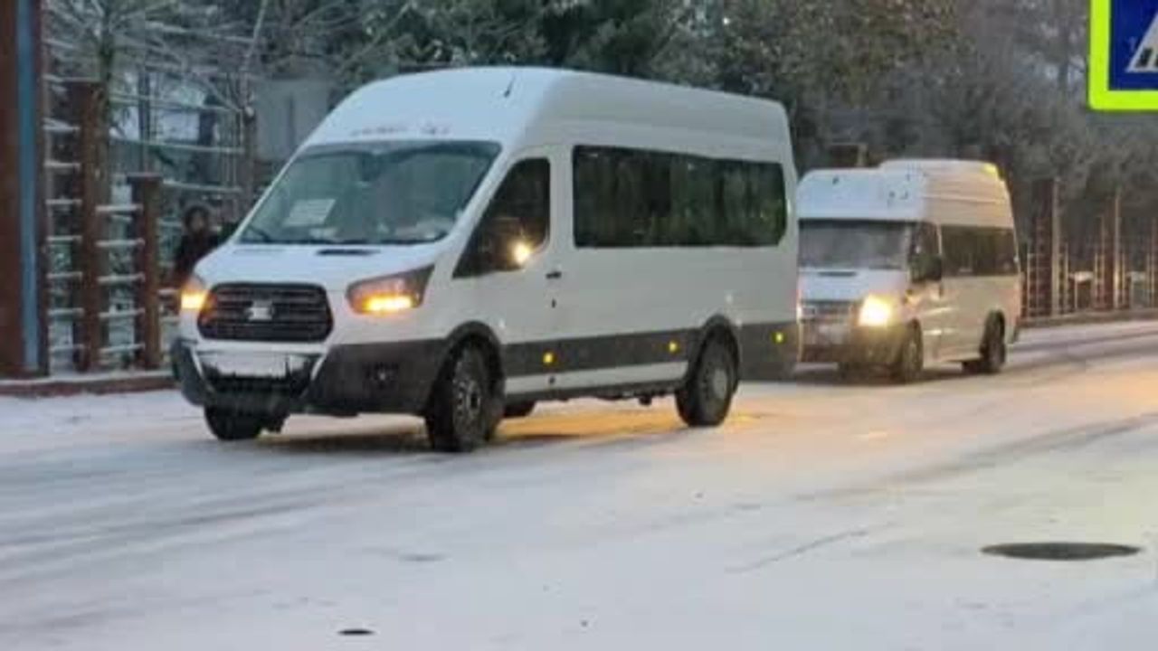 Ergani'de Kar Felci: Yollar Buz Piste Döndü, Araçlar ve Ambulanslar Zorlandı