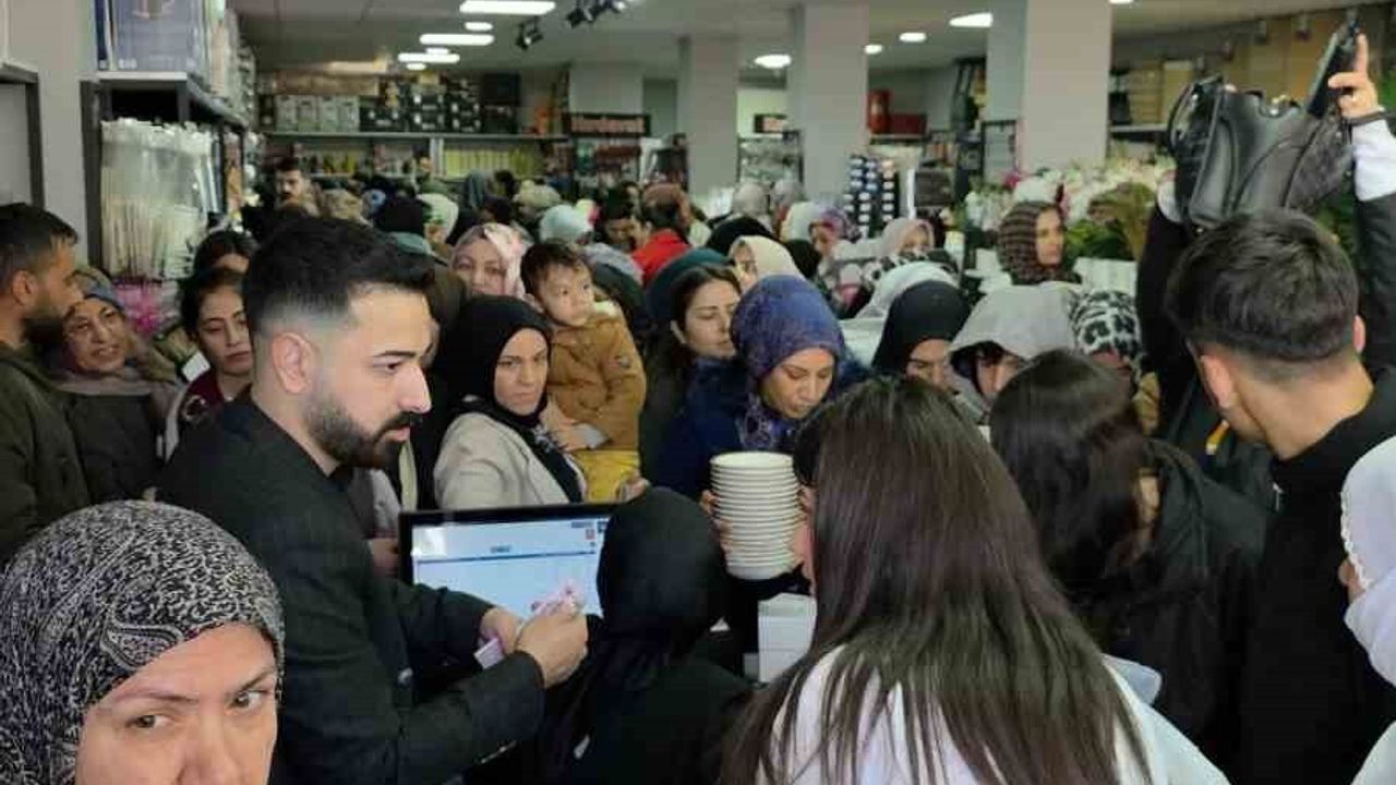 Ergani'de Ucuzluk Pazarı Açılışında İzdiham: Kadınlar Ezilme Tehlikesi Atlattı