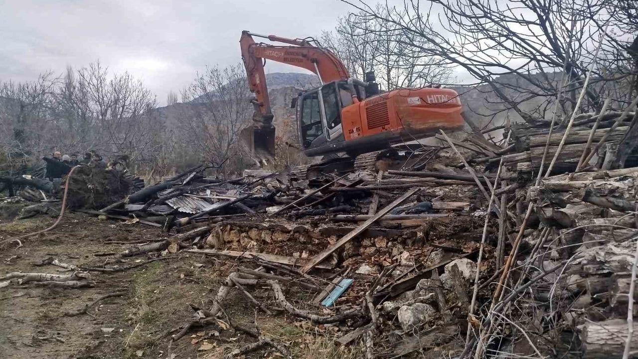 Ermenek'te Sobadan Çıkan Yangın: Tek Katlı Ev Kullanılamaz Hale Geldi